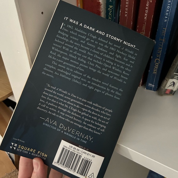 A Wrinkle in Time by Madeleine L’Enge use paperback book - Picture 2 of 4